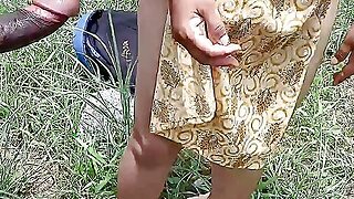 Une étudiante desi fait l'amour dehors en hindi - MMS viral